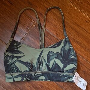 Brand NEW Lululemon Athletica Olive Leaf Print Sports Bra
Tags attached